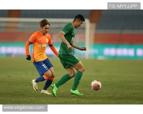 大连方一迎战山东鲁能争夺中超联赛关键三分之战